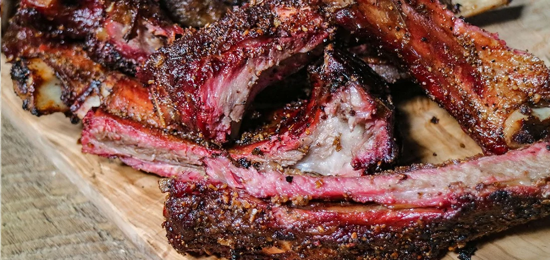 Pellet smoke outlet ribs