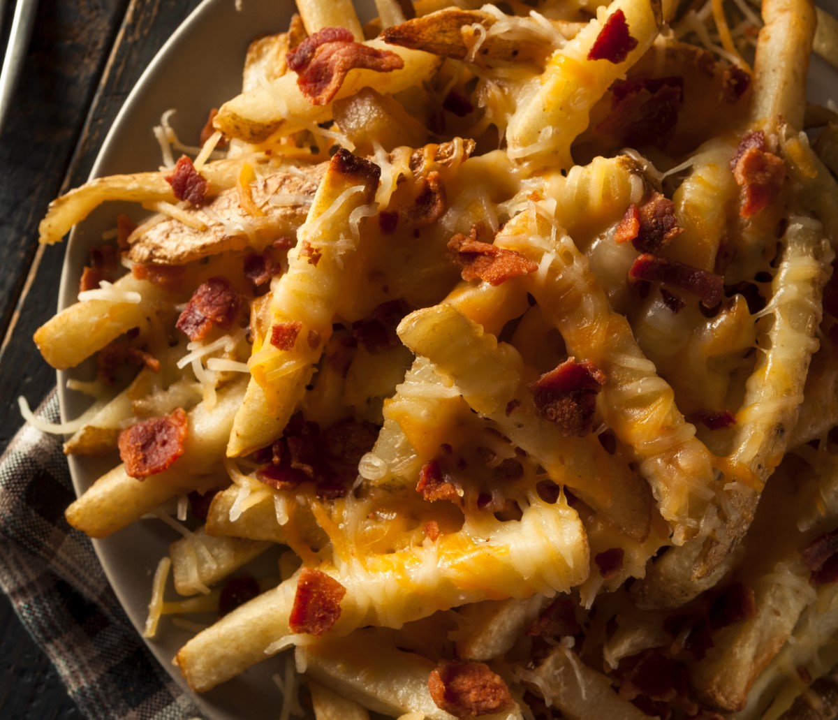 chili cheese fries with bacon